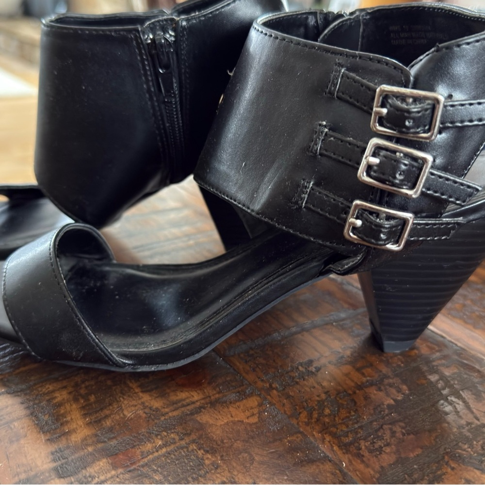 Versona Black Heeled Sandals with Buckle Detail